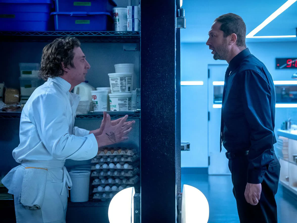 Carmy dentro da câmara fria conversando com Richie, tudo banhado de luz azul